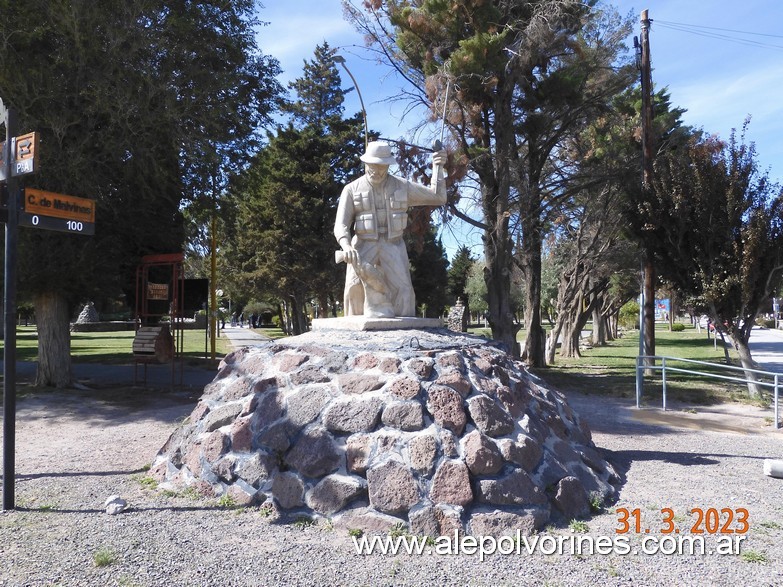 Foto: Piedra del Águila - Monumento al Pescador - Piedra del Aguila (Neuquén), Argentina