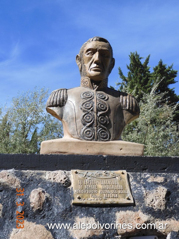 Foto: Piedra del Águila - Busto Gral San Martin - Piedra del Aguila (Neuquén), Argentina