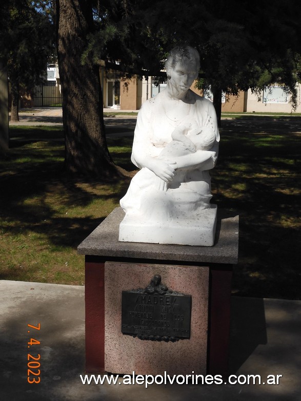 Foto: Cavanagh - Plaza San Martin - Monumento a la Madre - Cavanagh (Córdoba), Argentina