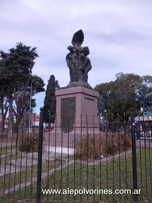 Foto: Villa Sarmiento - Plaza Alsina - Monumento a la Independencia - Villa Sarmiento (Buenos Aires), Argentina