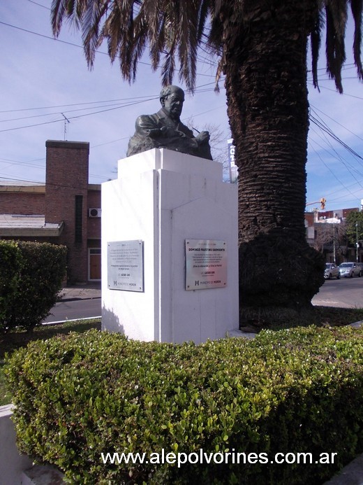 Foto: Villa Sarmiento - Busto Domingo Sarmiento - Villa Sarmiento (Buenos Aires), Argentina