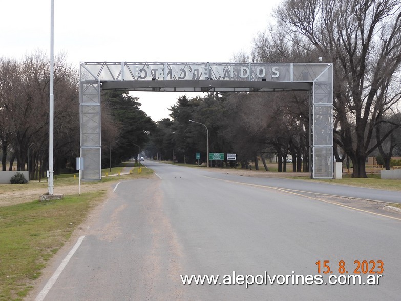 Foto: Henderson - Acceso - Henderson (Buenos Aires), Argentina