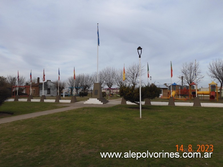 Foto: Henderson - Plazoleta del Inmigrante - Henderson (Buenos Aires), Argentina