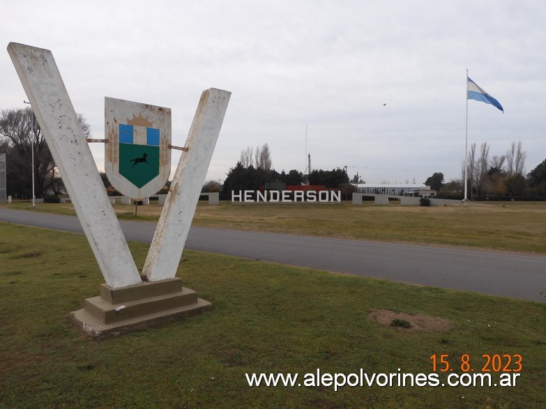 Foto: Henderson - Acceso - Henderson (Buenos Aires), Argentina