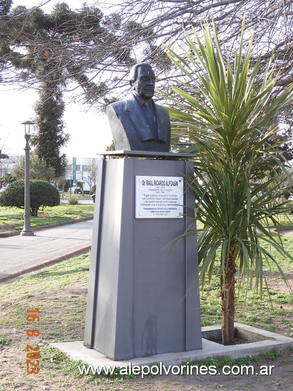 Foto: Salliquelo - Busto Raul Alfonsin - Salliquelo (Buenos Aires), Argentina
