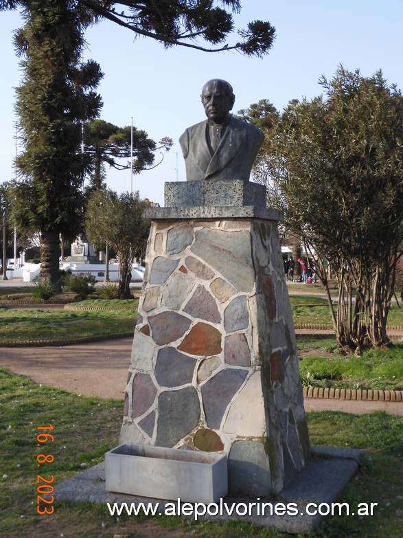 Foto: Salliquelo - Busto Domingo Sarmiento - Salliquelo (Buenos Aires), Argentina