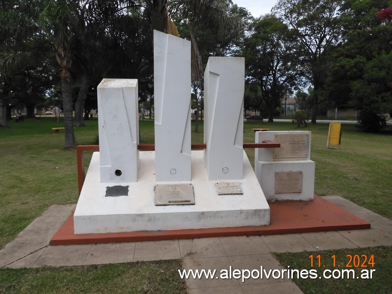 Foto: San Carlos Sud - Plaza 27 de Septiembre - Monumento al Sesquicentenario - San Carlos Sud (Santa Fe), Argentina