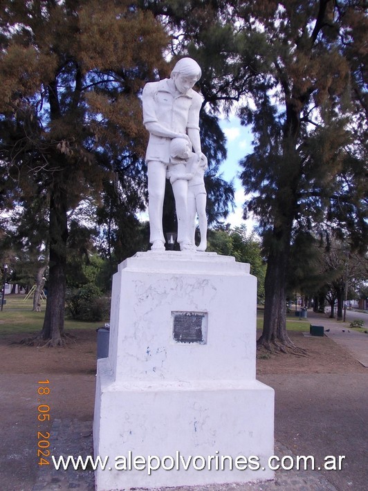 Foto: Haedo - Plaza Rivadavia - Monumento al Padre - Haedo (Buenos Aires), Argentina