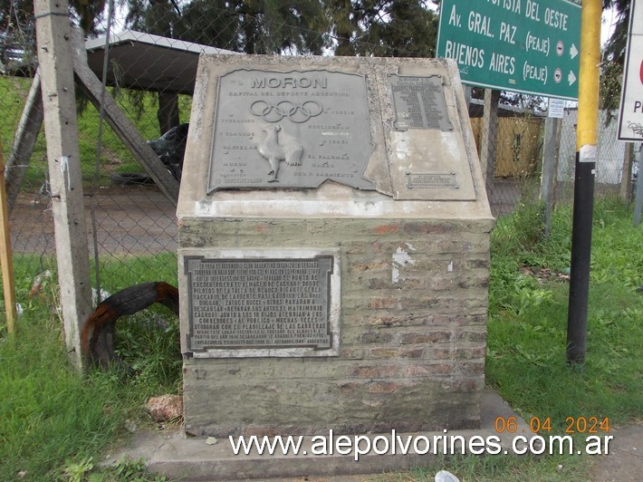 Foto: Morón - Monolito Capital del Deporte - Moron (Buenos Aires), Argentina
