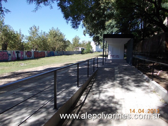 Foto: Tren Universitario - Parada Medicina - La Plata (Buenos Aires), Argentina