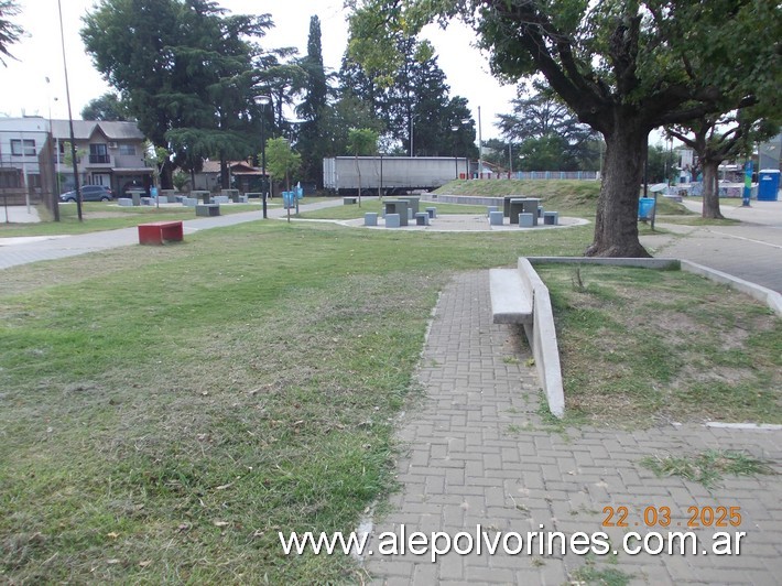 Foto: Grand Bourg - Plaza El Triángulo de los Niños - Grand Bourg (Buenos Aires), Argentina