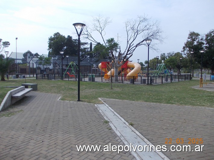Foto: Grand Bourg - Plaza El Triángulo de los Niños - Grand Bourg (Buenos Aires), Argentina