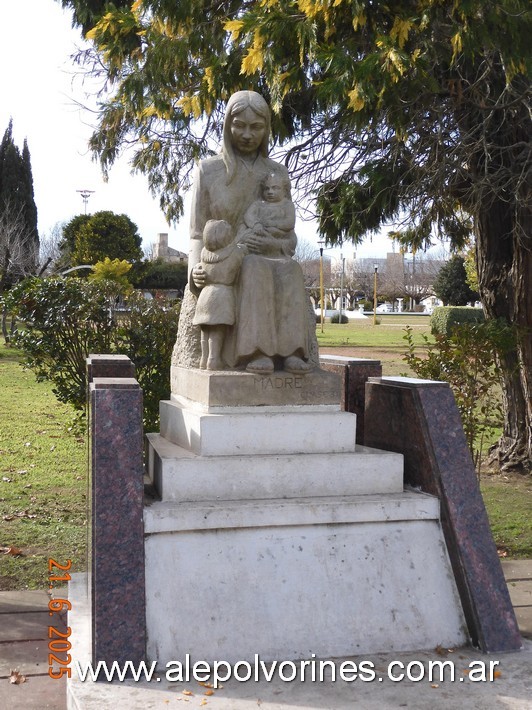 Foto: Ascensión - Plaza Vicente Lopez - Monumento a la Madre - Ascension (Buenos Aires), Argentina