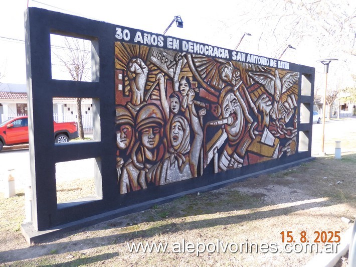 Foto: San Antonio de Litin - Monumento 30 años Democracia - San Antonio de Litin (Córdoba), Argentina