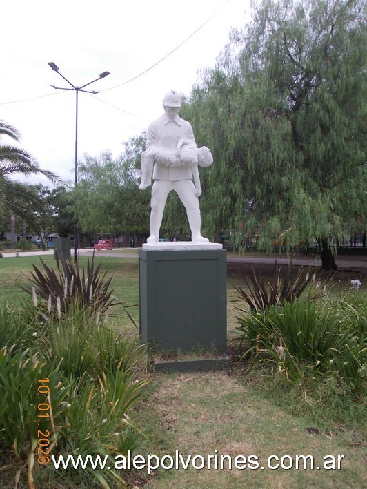 Foto: Ricardo Rojas - Plaza Ricardo Rojas - Monumento al Bombero - Ricardo Rojas (Buenos Aires), Argentina