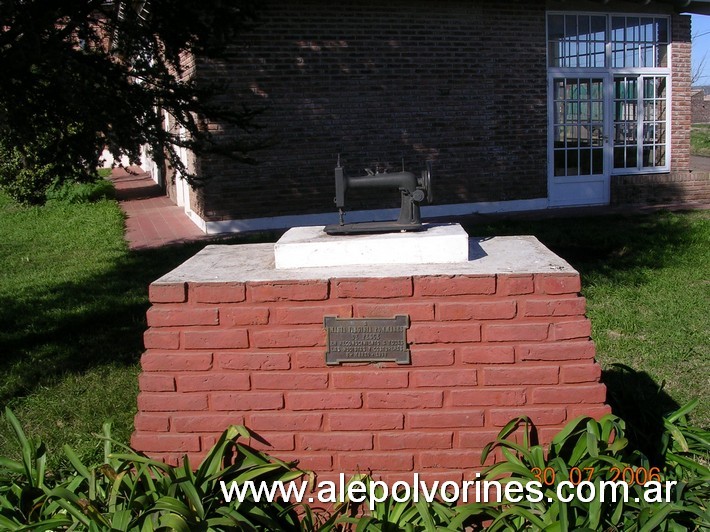 Foto: Moquehuá - Monumento a las Costureras - Moquehuá (Buenos Aires), Argentina