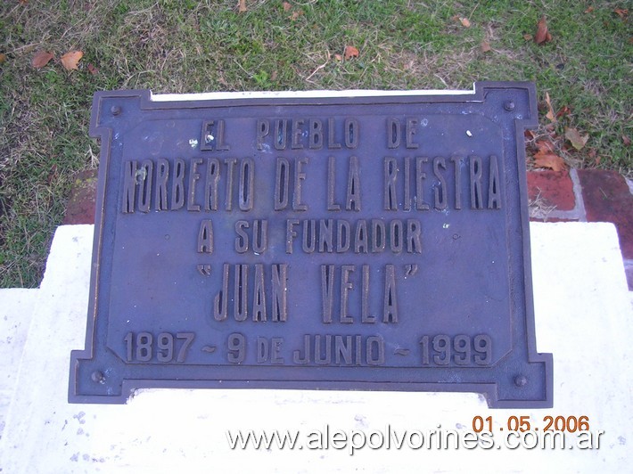 Foto: Norberto de la Riestra - Placa Homenaje al Fundador - Norberto de la Riestra (Buenos Aires), Argentina