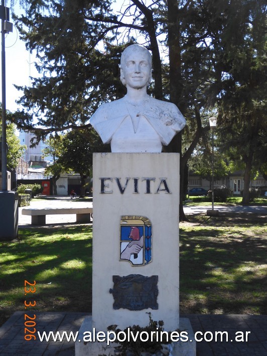 Foto: Bragado - Plaza Eva Peron - Busto Evita - Bragado (Buenos Aires), Argentina