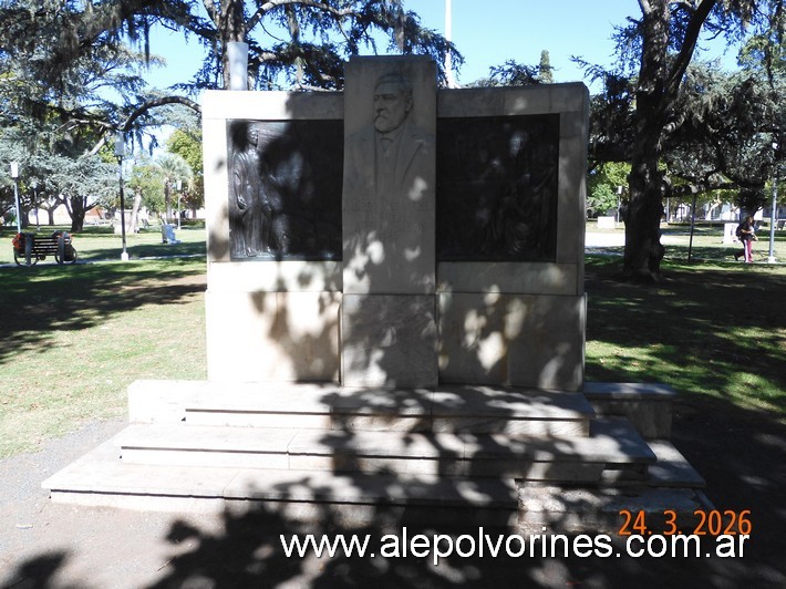 Foto: Alberti - Plaza General Arias - Monumento Andres Vaccarezza - Alberti (Buenos Aires), Argentina