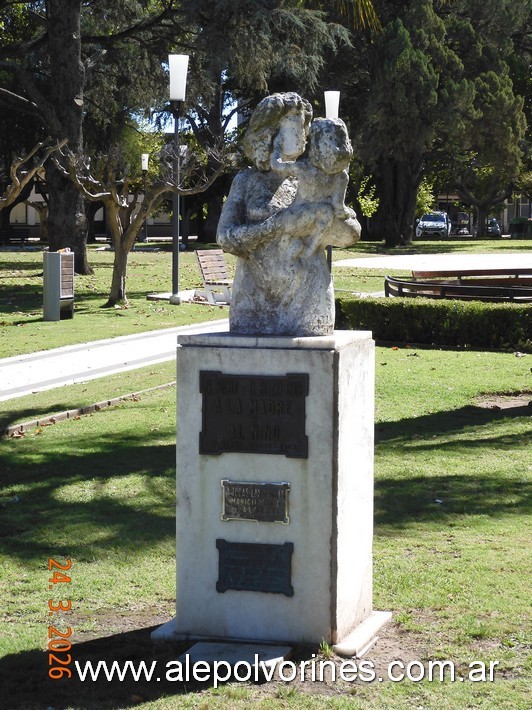 Foto: Alberti - Plaza General Arias - Monumento a la Madre - Alberti (Buenos Aires), Argentina