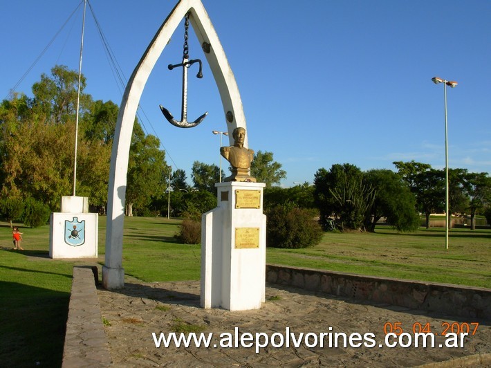 Foto: Azul - Monumento a Guillermo Brown - Azul (Buenos Aires), Argentina