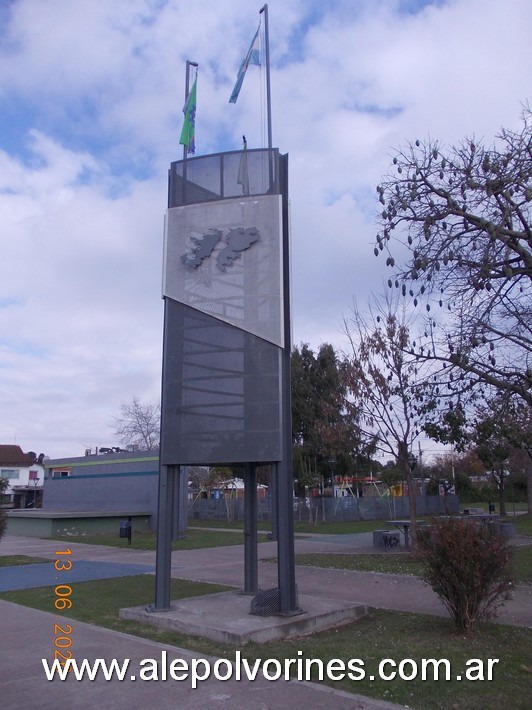 Foto: Los Polvorines - Plaza 2 de Abril - Los Polvorines (Buenos Aires), Argentina