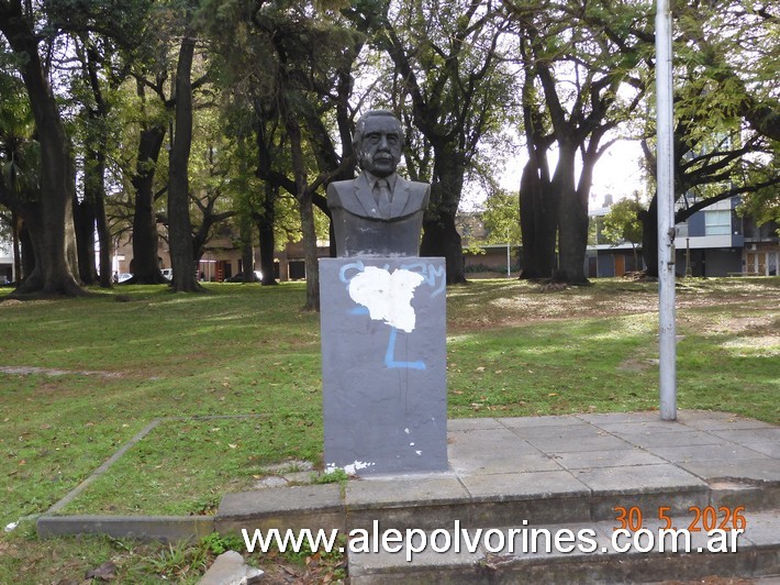 Foto: Santa Fe - Busto Dr Ricardo Alfonsin - Santa Fe, Argentina