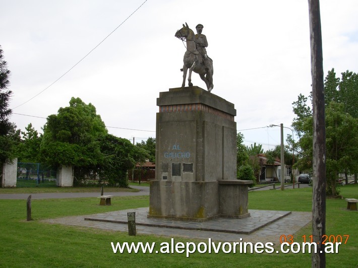 Foto: Las Flores - Monumento al Gaucho - La Flores (Buenos Aires), Argentina