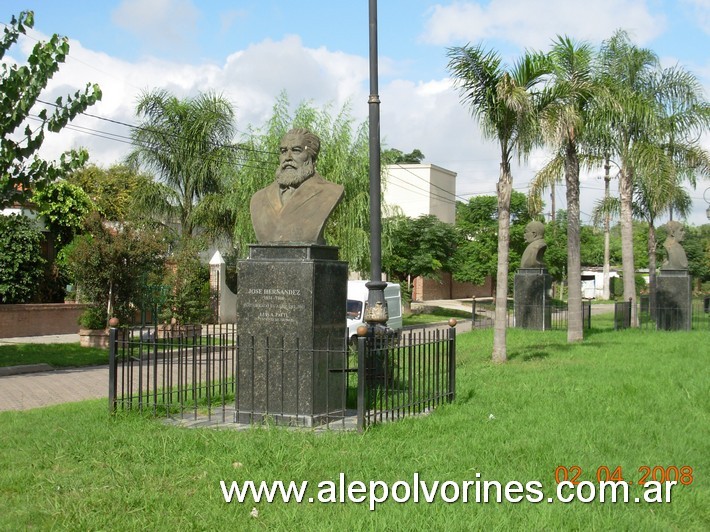 Foto: Escobar - Busto Jose Hernandez - Escobar (Buenos Aires), Argentina