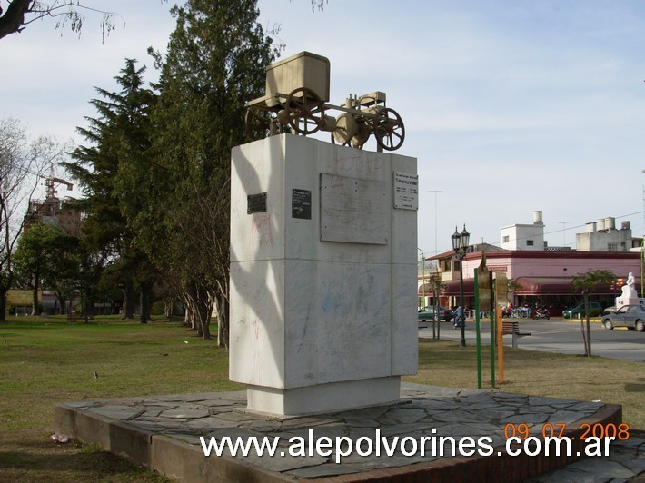 Foto: Campana - Plaza Dr Eduardo Costa - Monumento al Automovil - Campana (Buenos Aires), Argentina