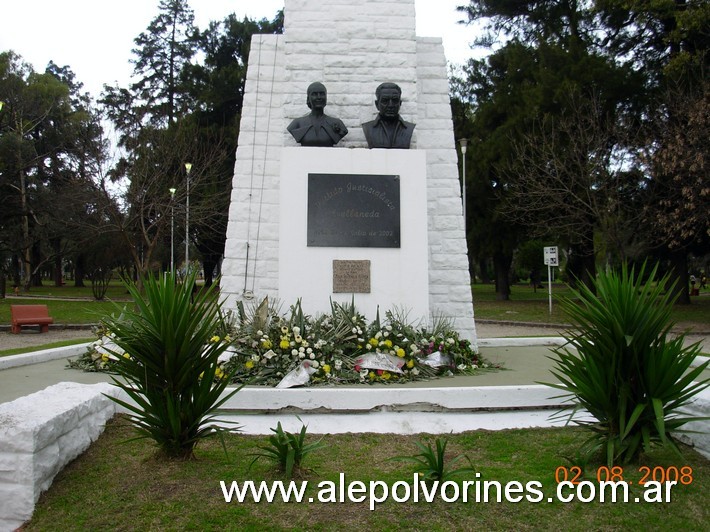 Foto: Villa Dominico - Monumento a Peron - Villa Dominico (Buenos Aires), Argentina