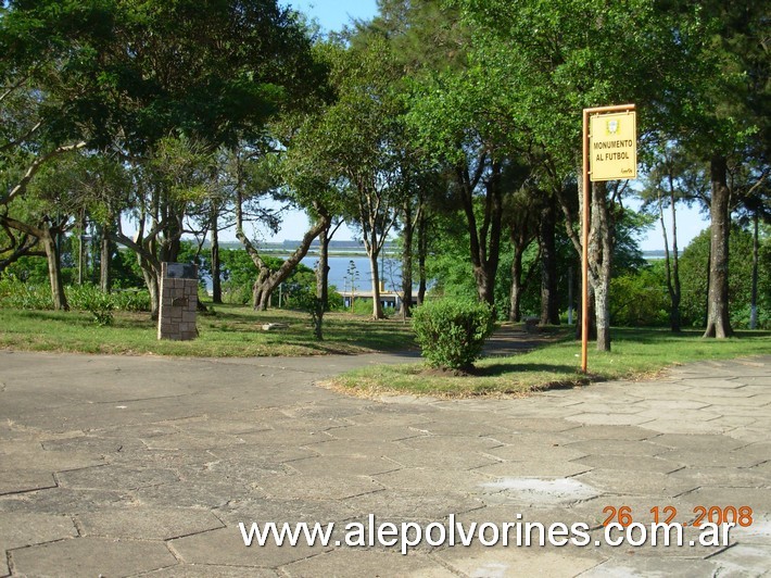 Foto: Monumento al Futbol - Parque Rooselvelt - Fray Bentos ROU - Fray Bentos (Río Negro), Uruguay