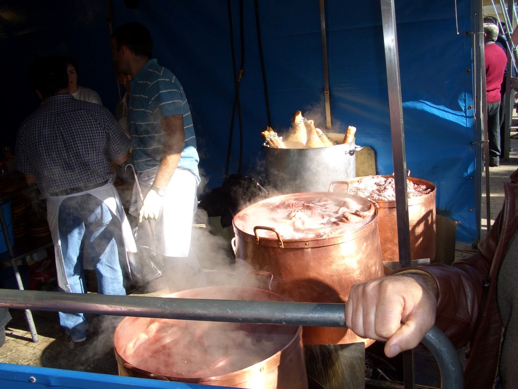 Foto: Cociendo el Pulpo - Mondoñedo (Lugo), España
