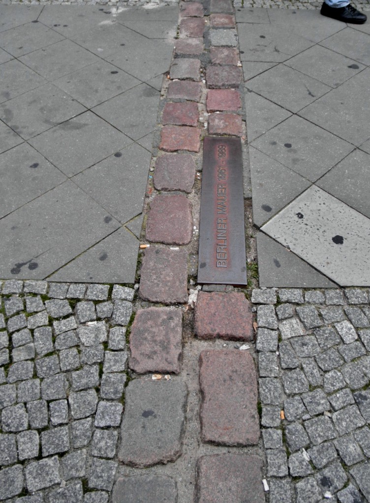 Foto: Señal por donde pasaba el Muro - Berlín (Berlin), Alemania