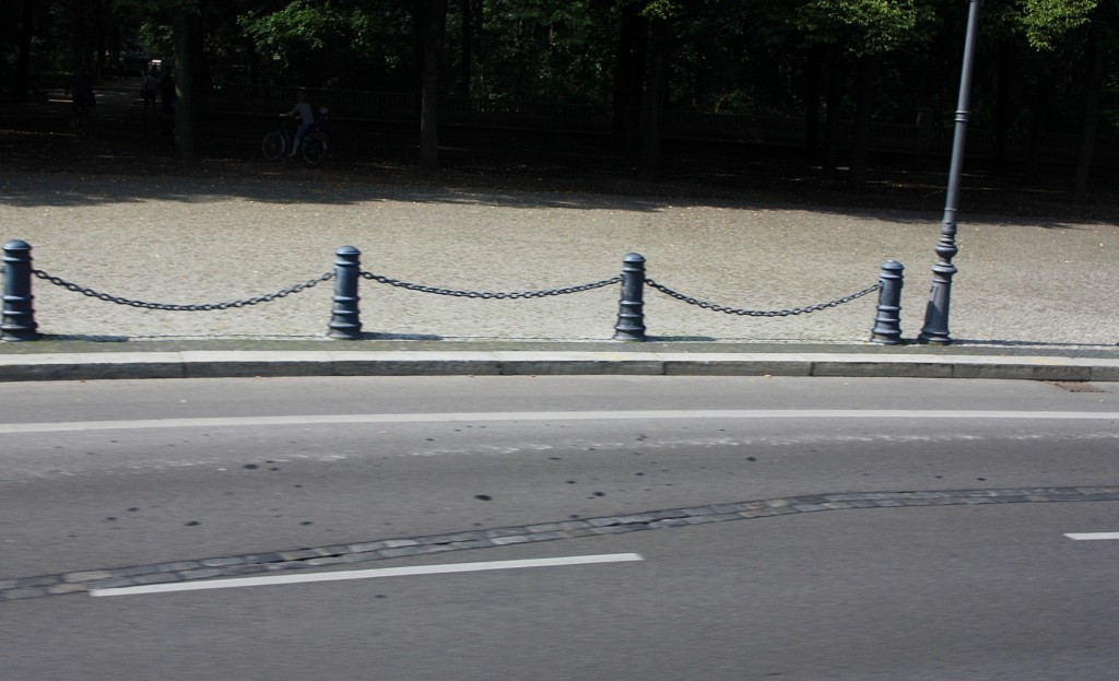 Foto: Señal por donde pasaba el Muro - Berlín (Berlin), Alemania