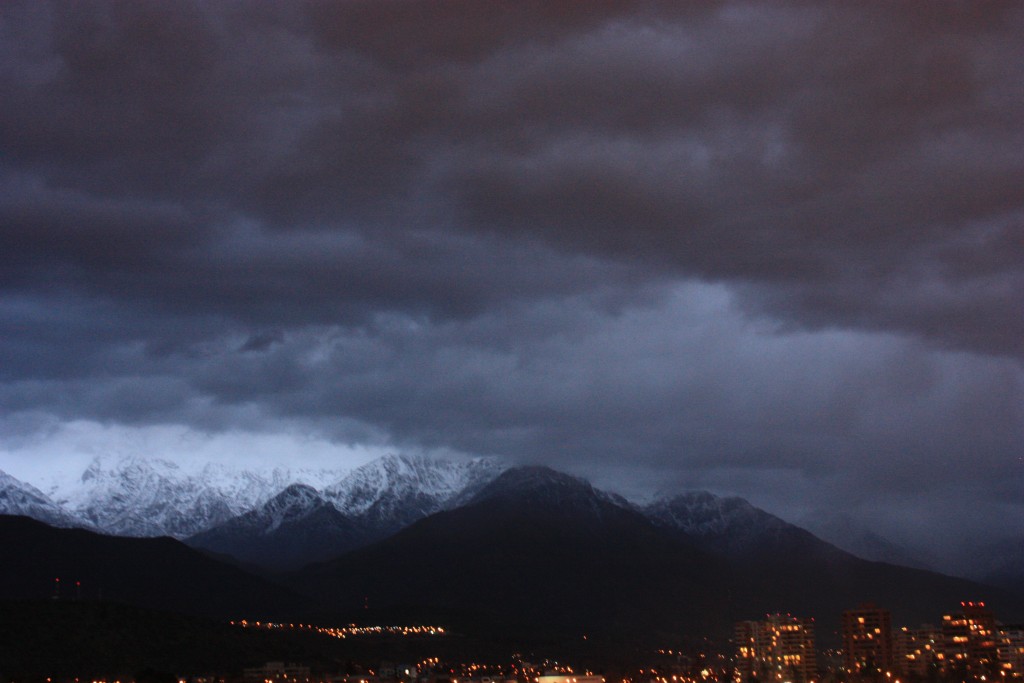 Foto: Atardecer Nublado en Vitacura - Santiago (Región Metropolitana), Chile