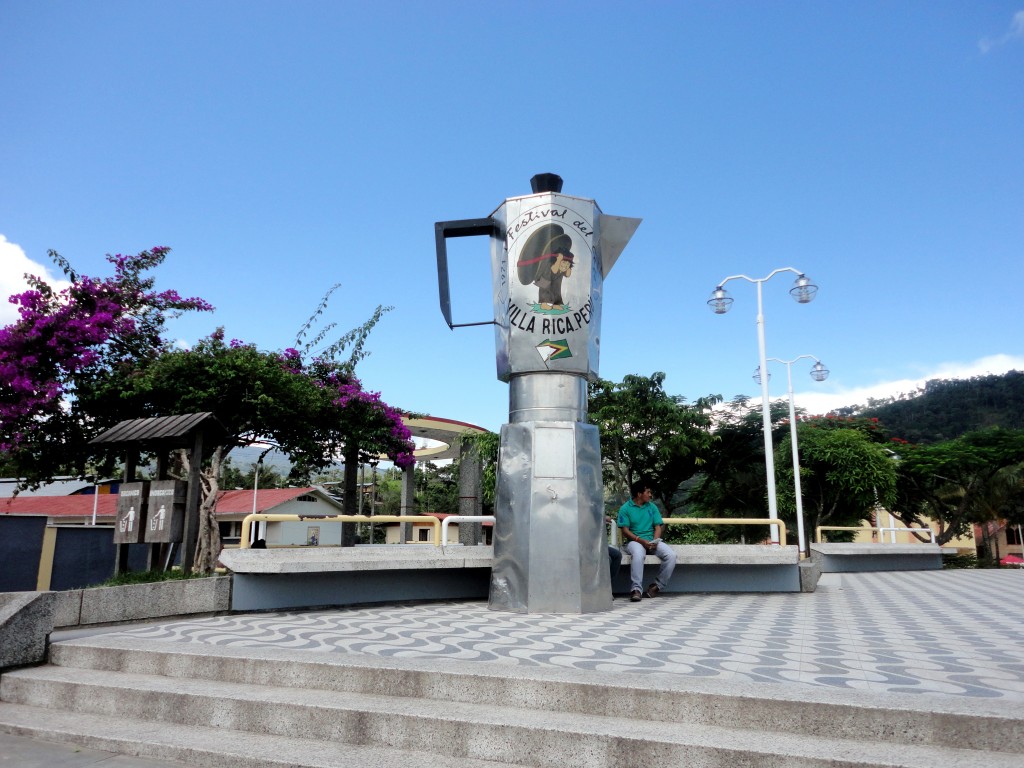 Foto: Monumento A La Cafetera - Villarica (Pasco), Perú