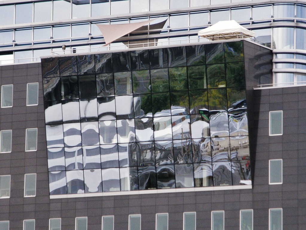 Foto: Reflejos en un edificio - Berlín (Berlin), Alemania