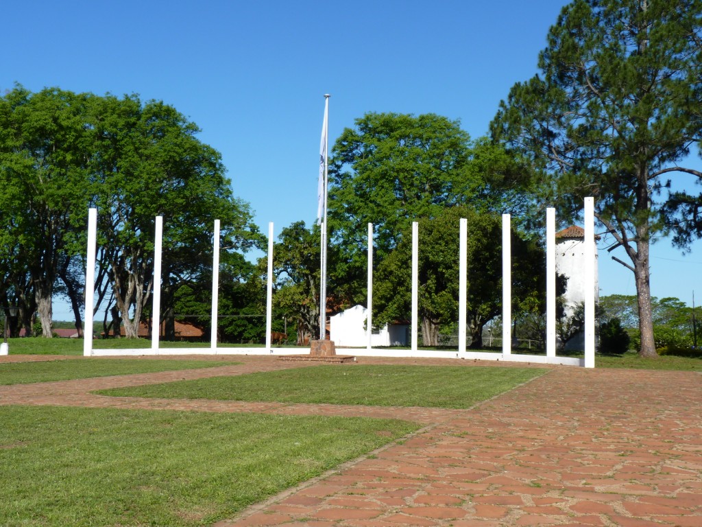 Foto: Monumento a los caídos en la guerra de las Islas Malvinas. - Yapeyú (Corrientes), Argentina
