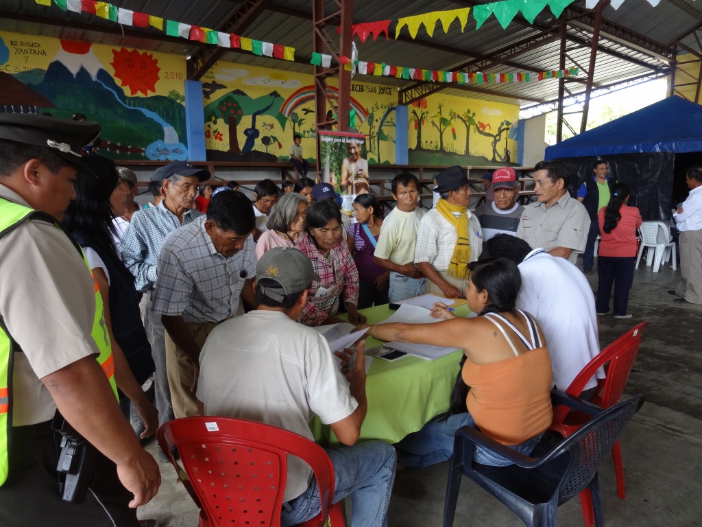 Foto: Adultos en la exposición - Mushullacta (Pastaza), Ecuador
