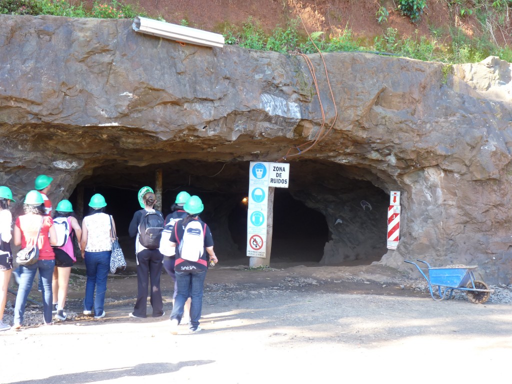Foto: Minas de piedras semipreciosas. - Wanda (Misiones), Argentina