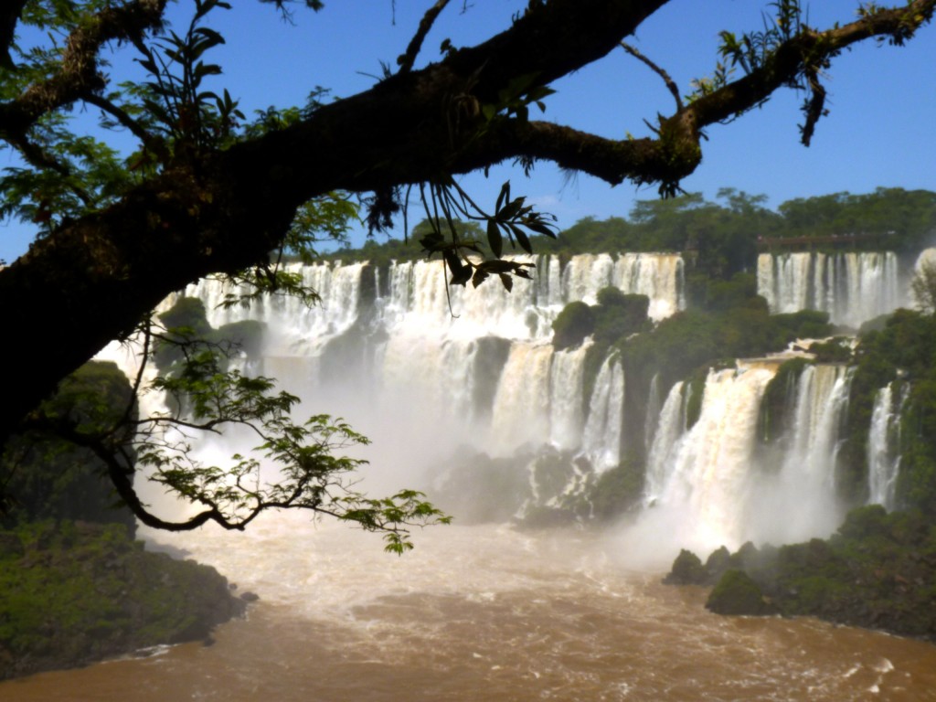 Foto: Panorámica de los saltos. - Cataratas del Iguazú (Misiones), Argentina