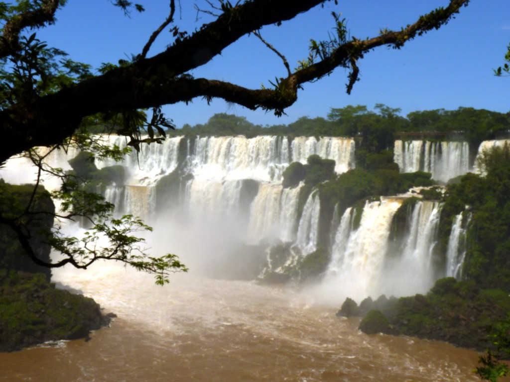 Foto: Panorámica de los saltos. - Cataratas del Iguazú (Misiones), Argentina