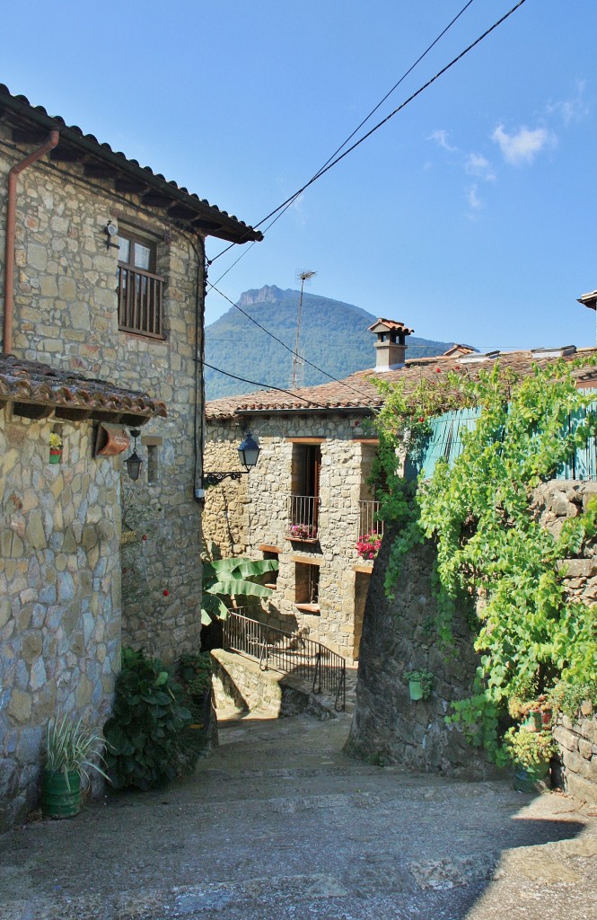 Foto: Vista del pueblo - El Mallol (La Vall d´en Bas) (Girona), España