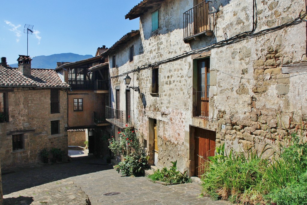 Foto: Vista del pueblo - El Mallol (La Vall d´en Bas) (Girona), España