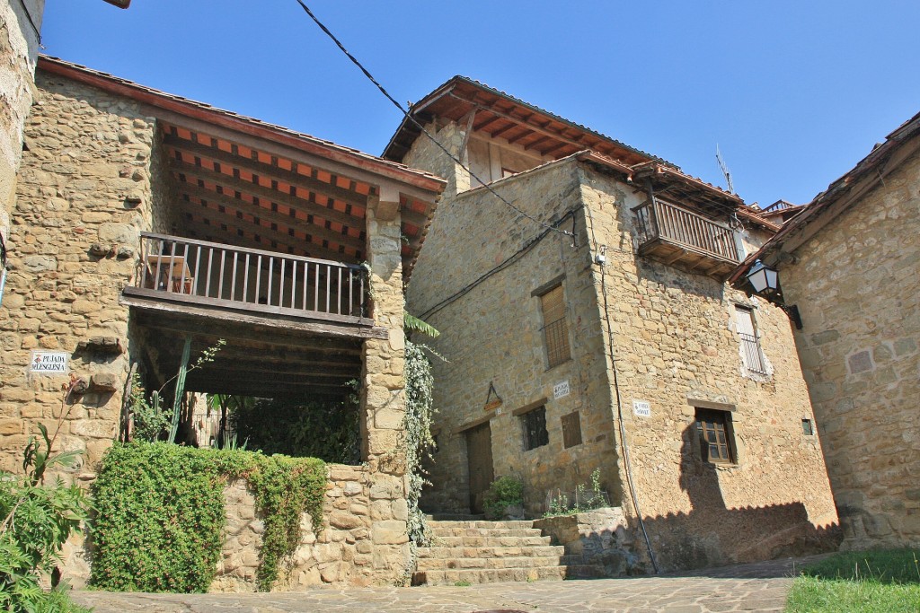 Foto: Vista del pueblo - El Mallol (La Vall d´en Bas) (Girona), España