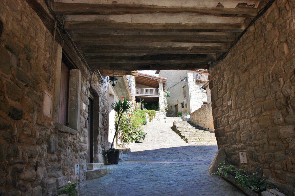 Foto: Poterna de la muralla - El Mallol (La Vall d´en Bas) (Girona), España