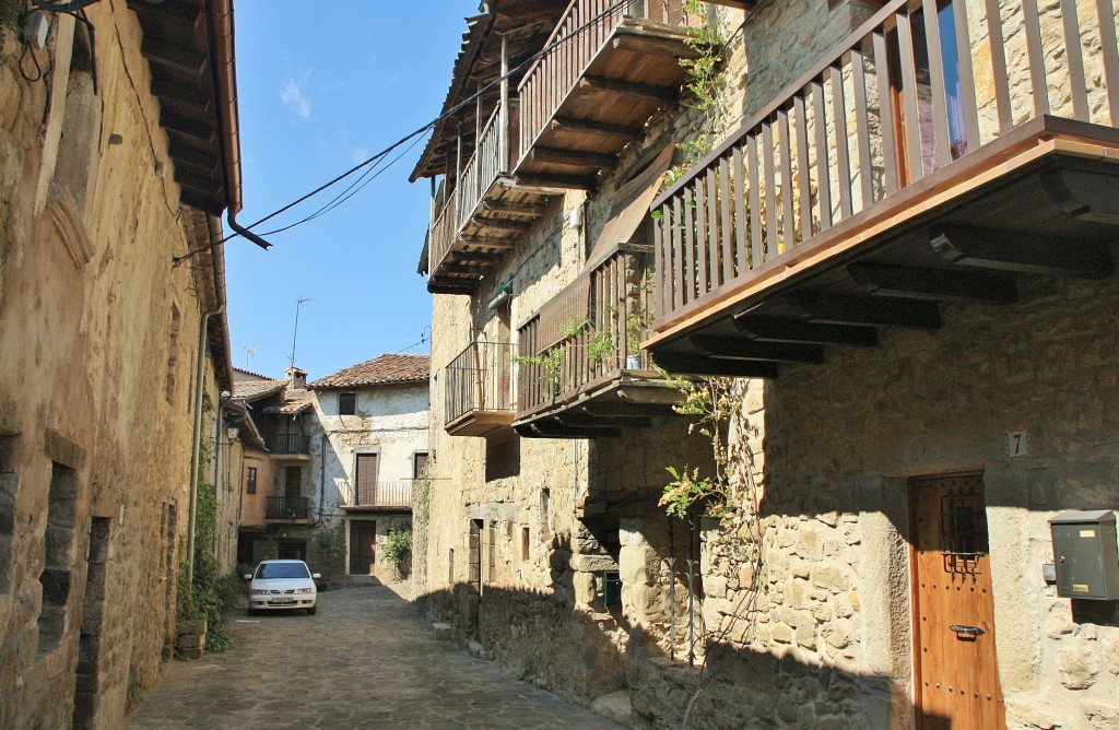 Foto: Vista del pueblo - El Mallol (La Vall d´en Bas) (Girona), España