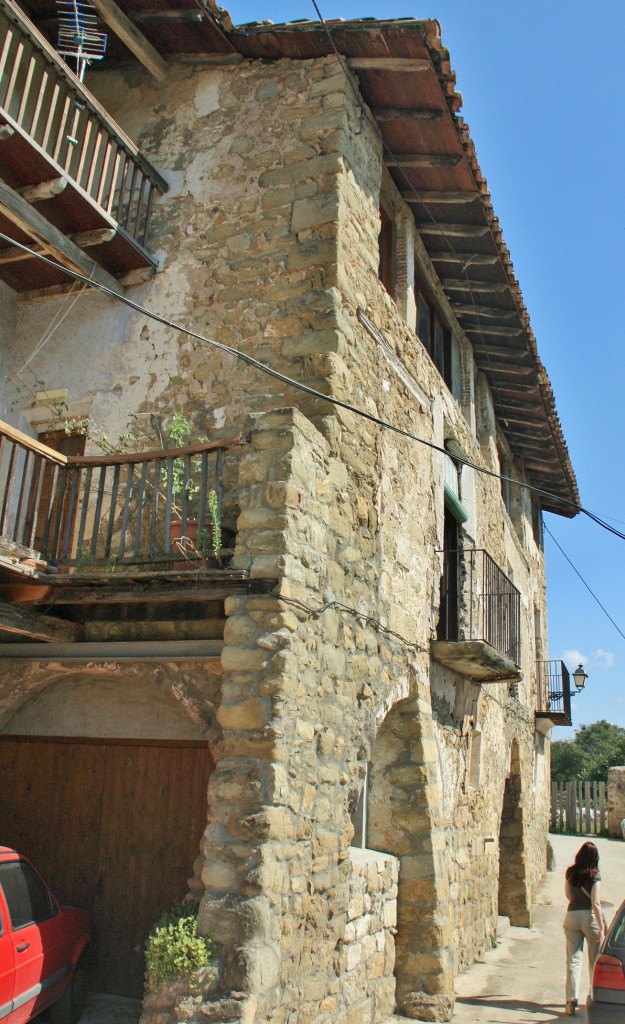 Foto: Vista del pueblo - El Mallol (La Vall d´en Bas) (Girona), España