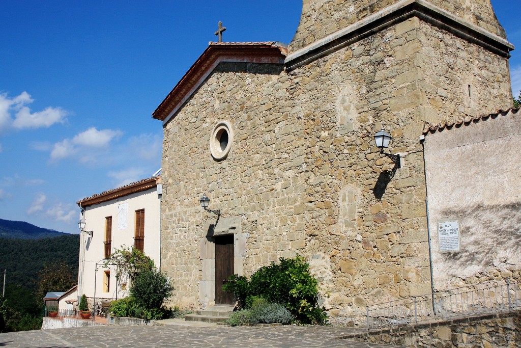 Foto: Iglesia de Sant Bartomeu - El Mallol (La Vall d´en Bas) (Girona), España